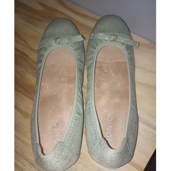 Women's Vionic Sage Green Flats Amorie Loafers 9 - Picture 2 of 2